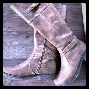 Knew high leather boots